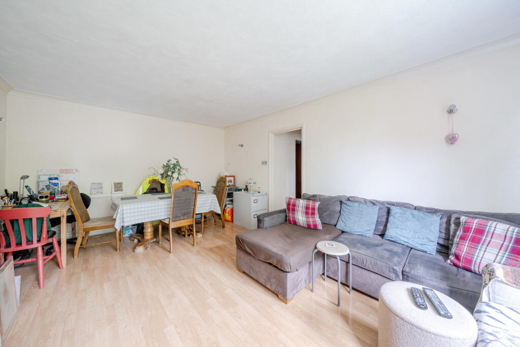 Apartment in Elmbridge, Weybridge - More