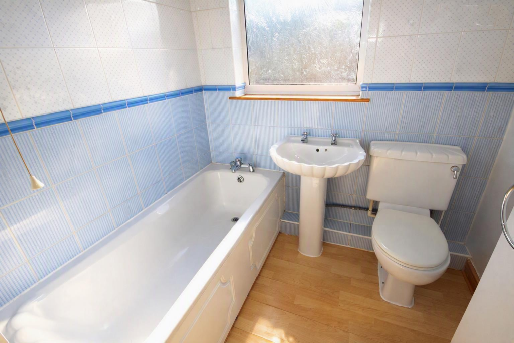 House in Wakefield, Micklefields, Glasshoughton - More