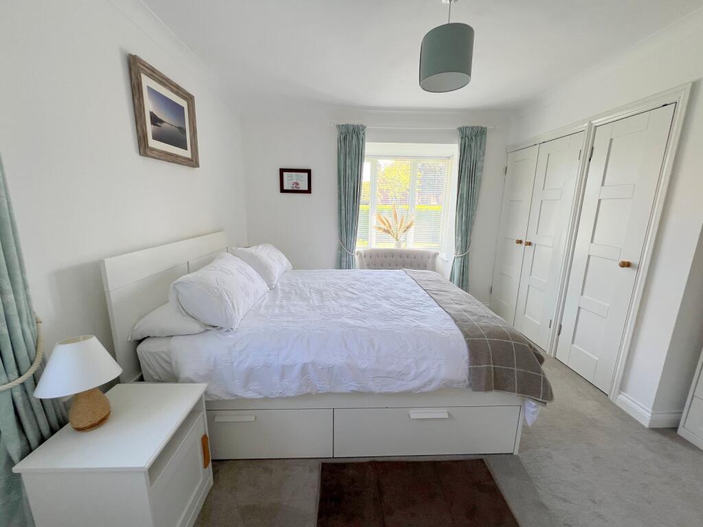 58 Barton Court Avenue, Barton On Sea, New Milton, Hampshire. BH25 7HT photo 4