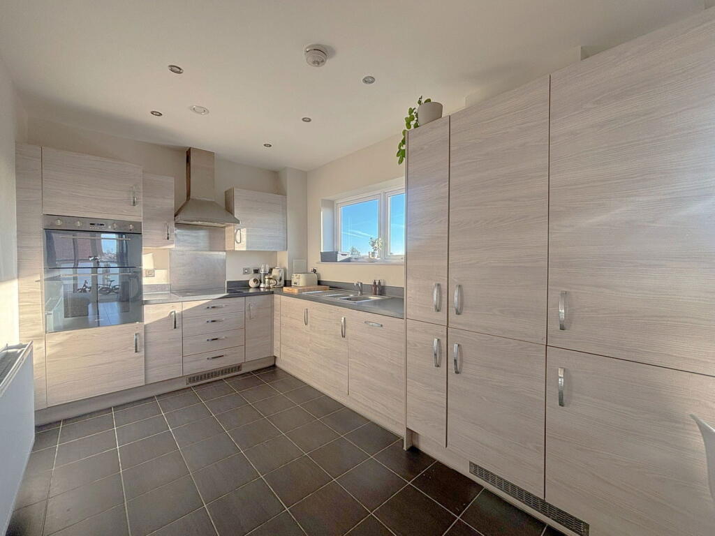 Arundel House, Thornbury Way, Walthamstow, E17 - View 3