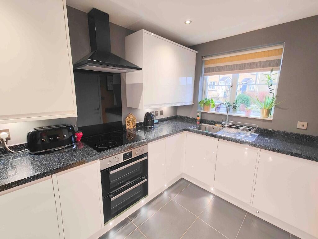21 Spruce Heights, Hove Edge, Brighouse, HD6 2JS photo 3