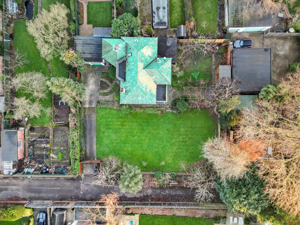 Main image of property: Quakers Walk, Winchmore Hill, N21