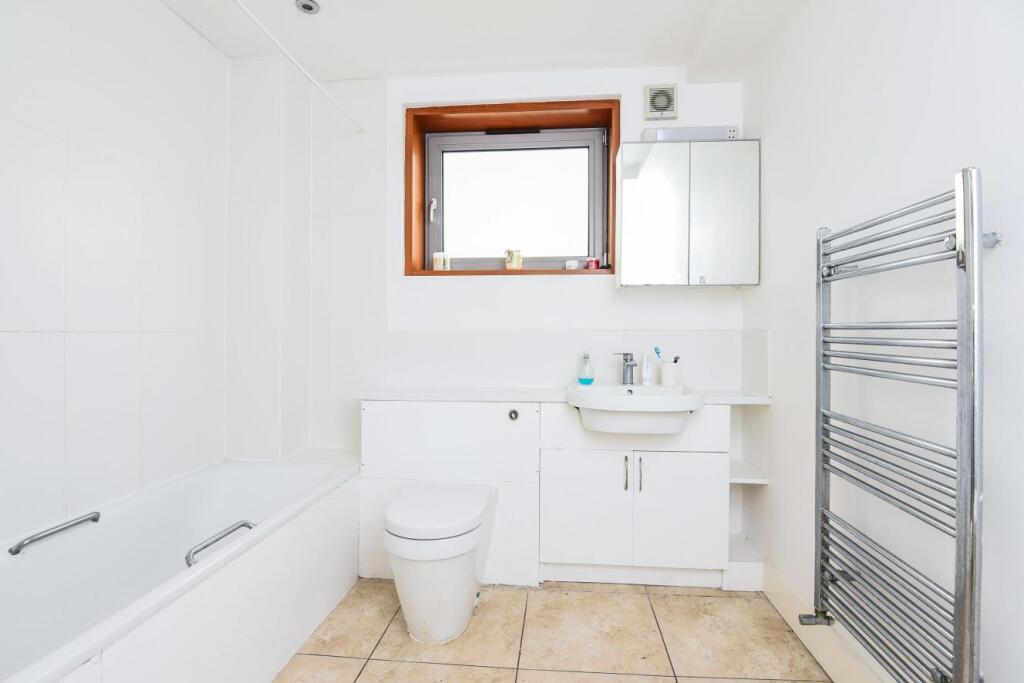 Apartment in London, Royal Borough of Kingston upon Thames - More