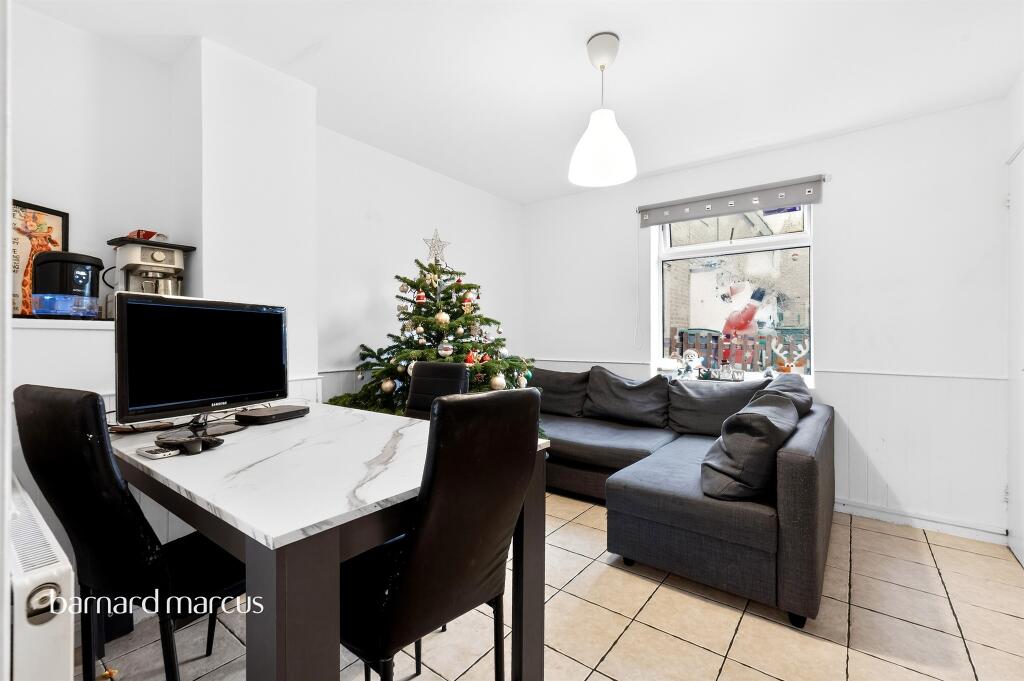 House in Kingston upon Thames - More