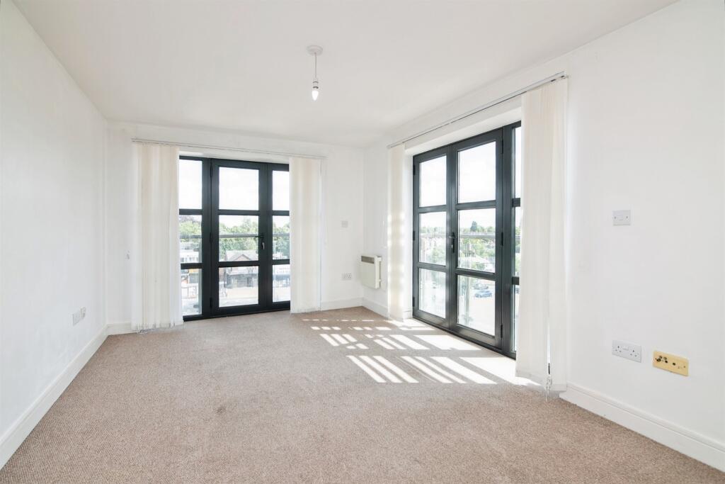 Apartment in West Bromwich, Stone Cross - More