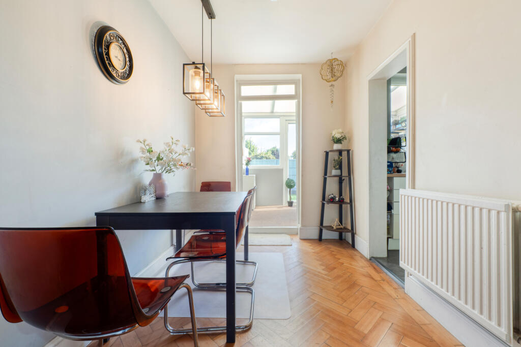 House in Sutton - View 5