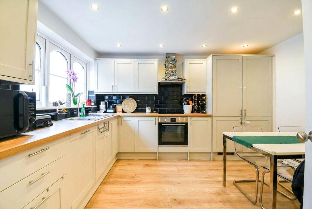 Main image of property: Craven Road, Newbury, Berkshire, RG14