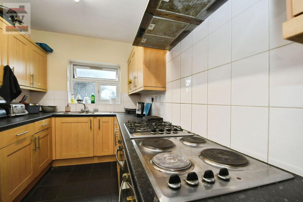 Chatsworth Crescent, Hounslow photo 3