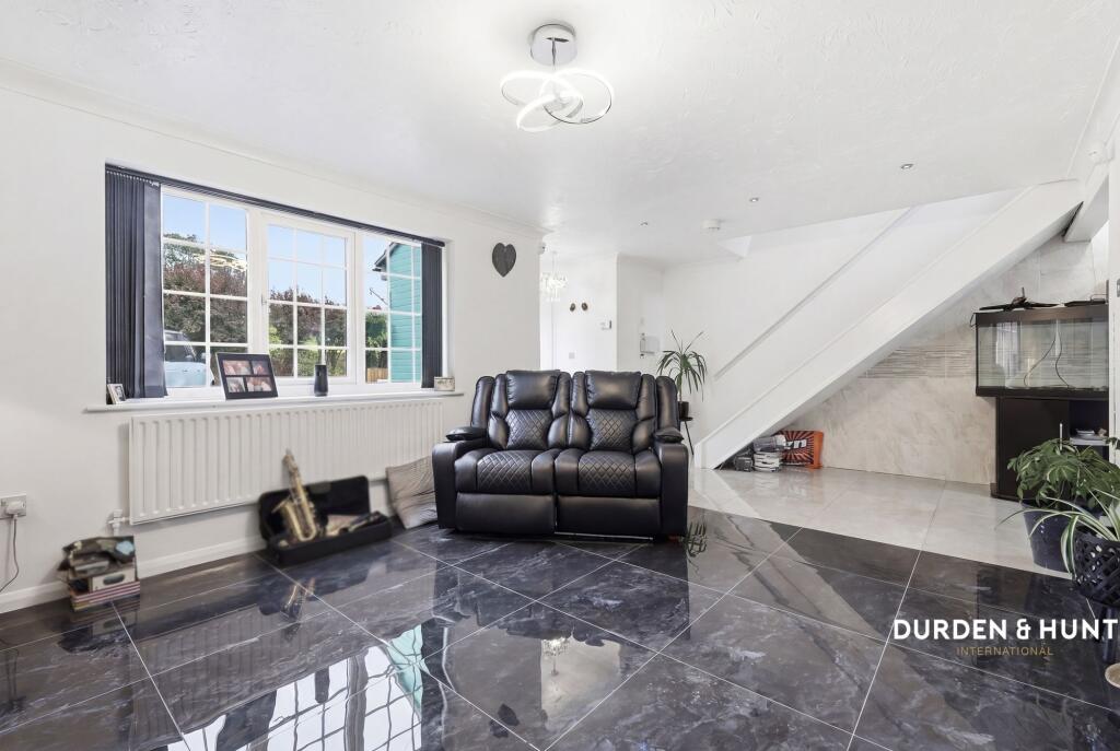 Latchford Place, Chigwell, IG7 - View 3