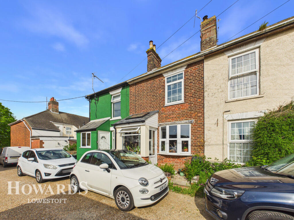 2-bed terraced on Belvedere Drive, Kessingland, £220,000