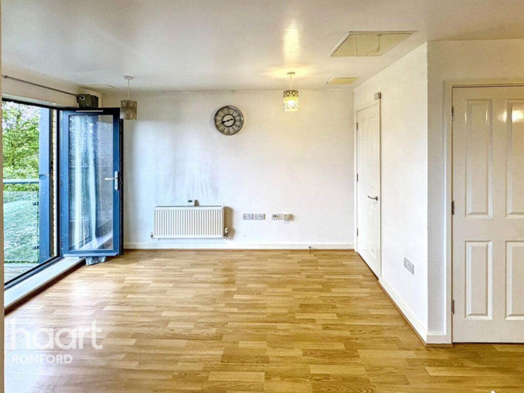 Fern Court, Romford, RM7 7LP photo 3