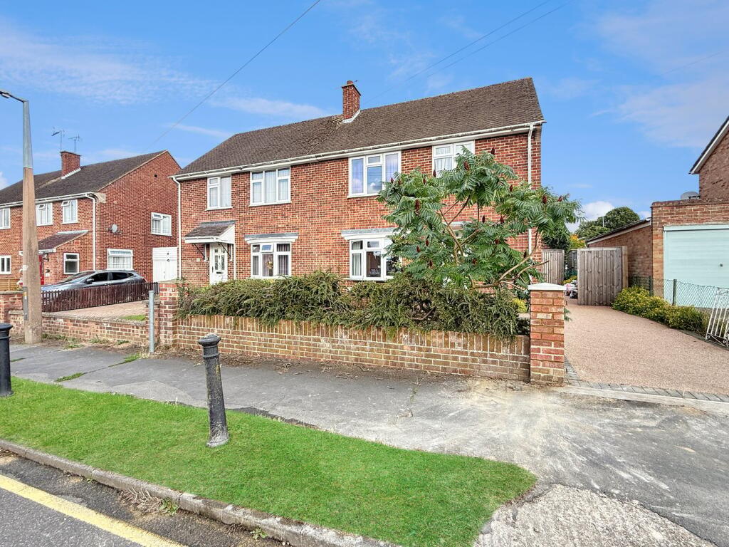 3-bed semi-detached on Rosemary Avenue, Braintree, CM7, £315,000