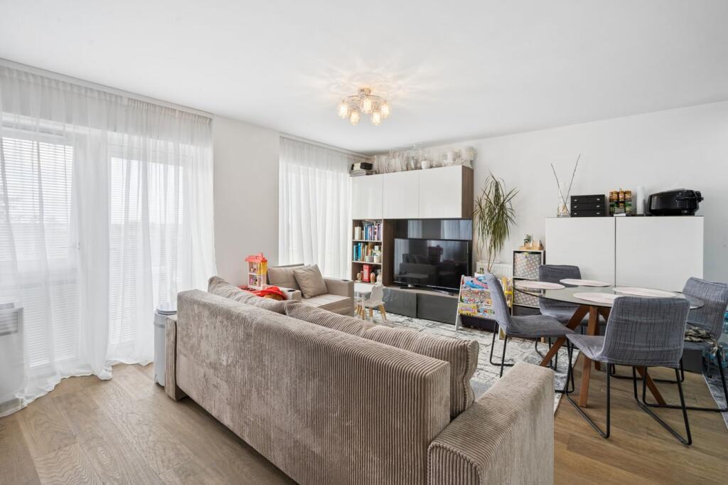 Apartment in Southall - View 3