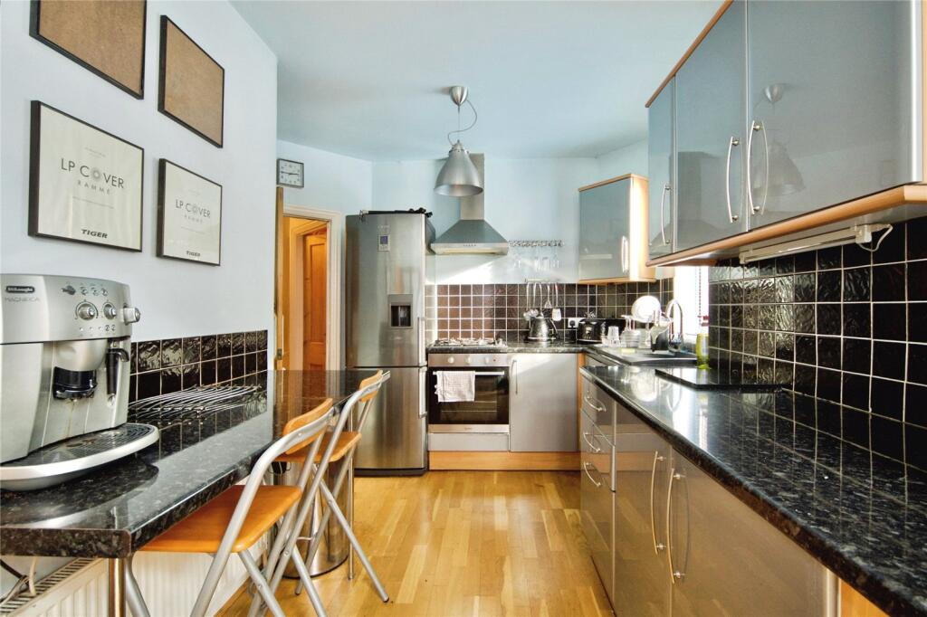 Grange Avenue, London, N12 photo 5
