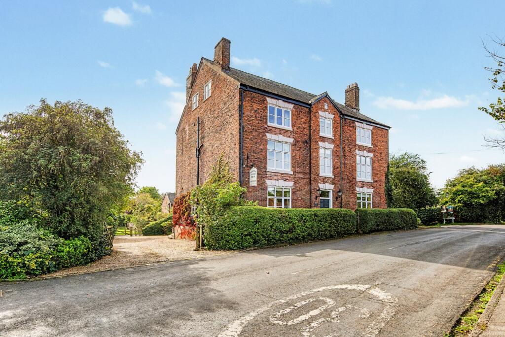 House in Knutsford, Pickmere - More