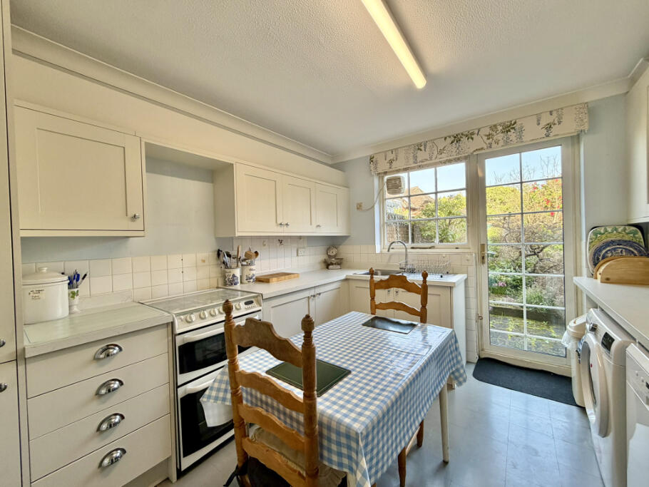 Courtenay Place, Lymington, Hampshire, SO41 photo 3