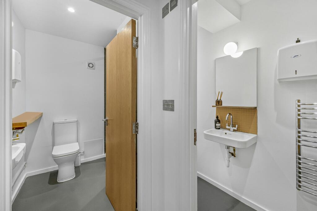 bathroom 3.jpg