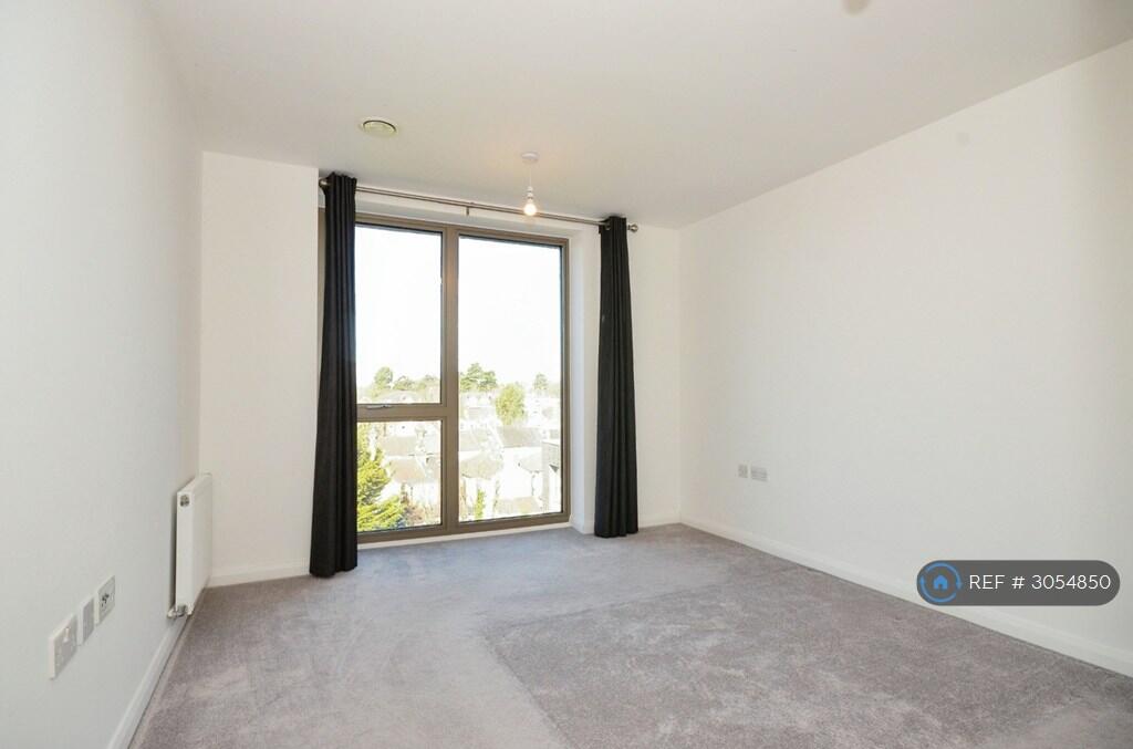 Apartment in Watford, Hertfordshire - View 5