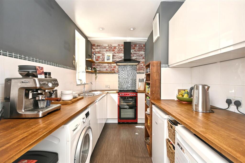 Apartment in Eastbourne, East Sussex - View 3