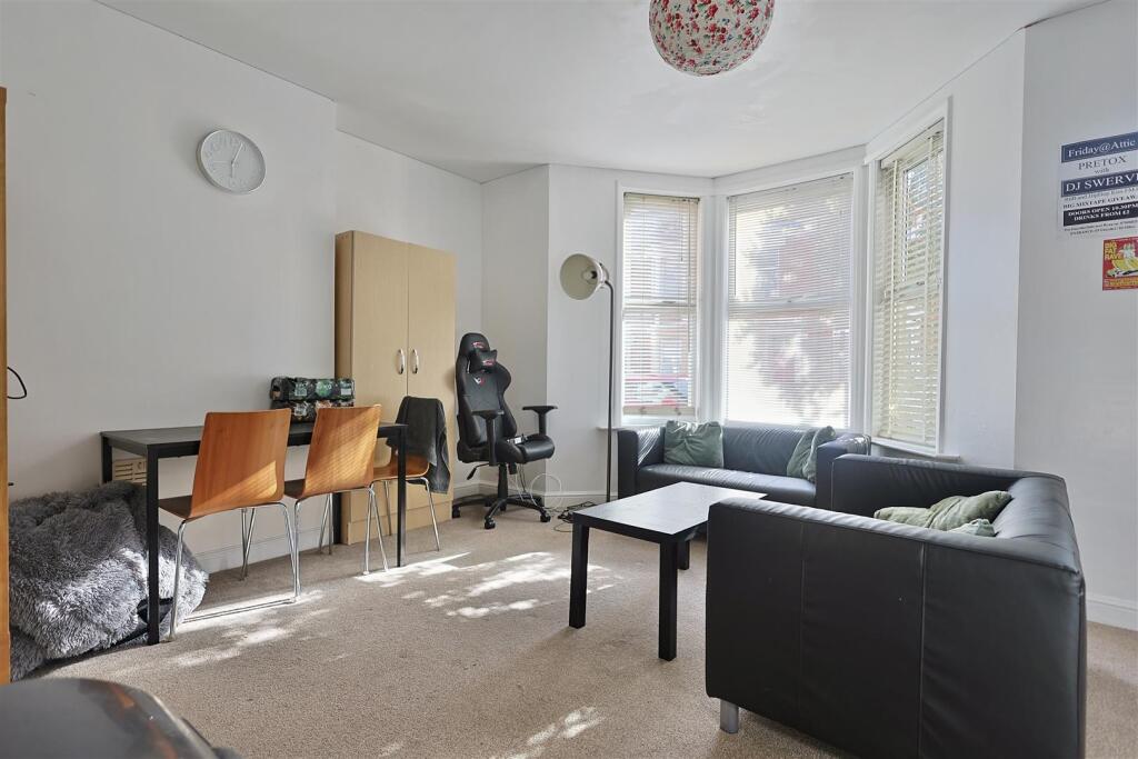 Apartment in Newcastle upon Tyne - View 4