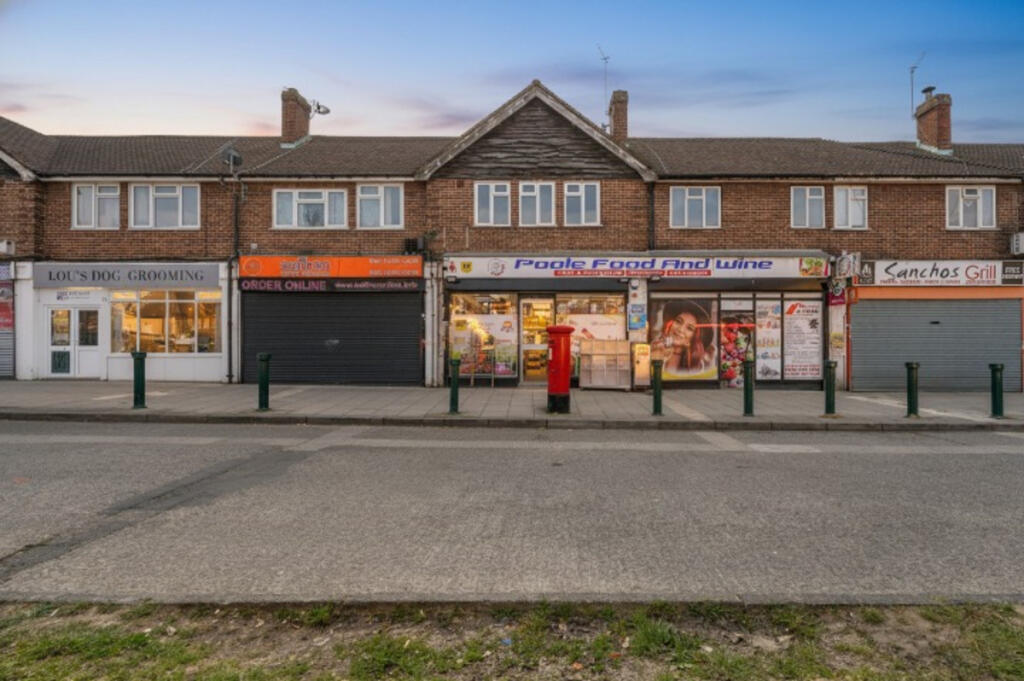 2-bed flat on Poole Road, Epsom, KT19, £250,000