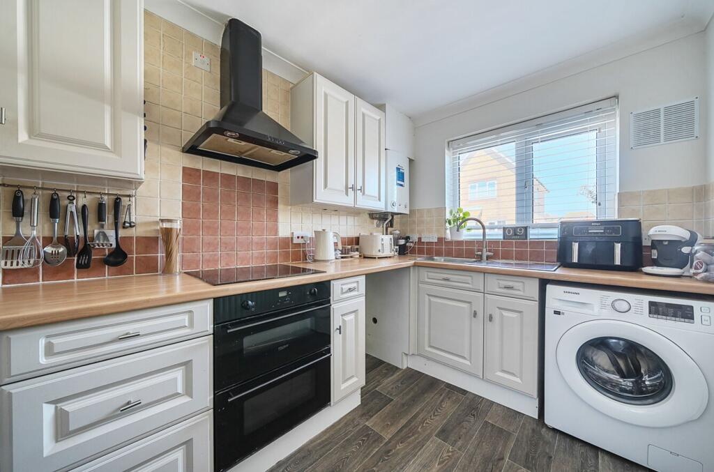 17, Manton Close, Bracklesham Bay, PO20 photo 2