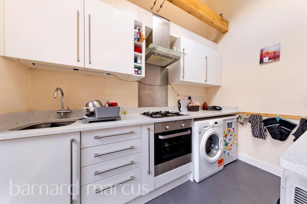 Apartment in Bromley - View 3