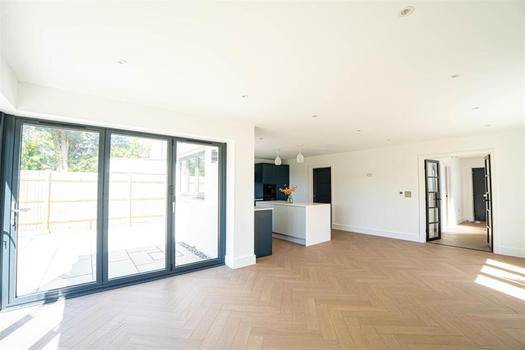 House in Rother, The Moor, Westfield - More