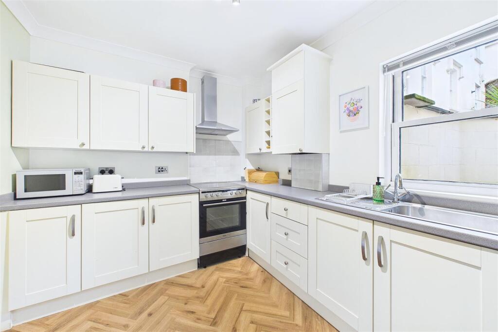 Popular Mid-Clevedon location photo 4