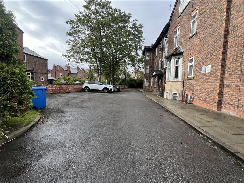 Apartment in Stockport, Heaviley, Cale Green - View 2