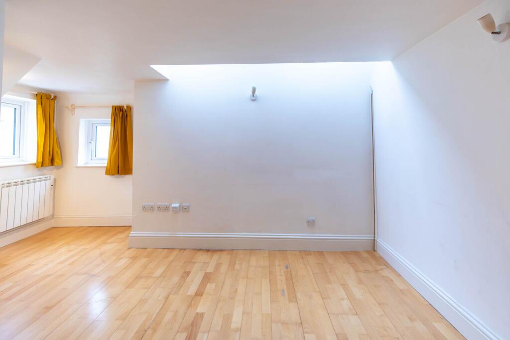 Swan House, Swan Lane, Stroud photo 5
