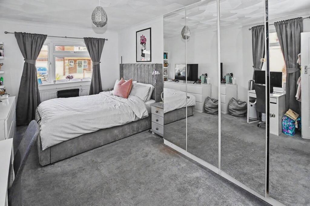 House in Castle Point, Canvey Island - View 5