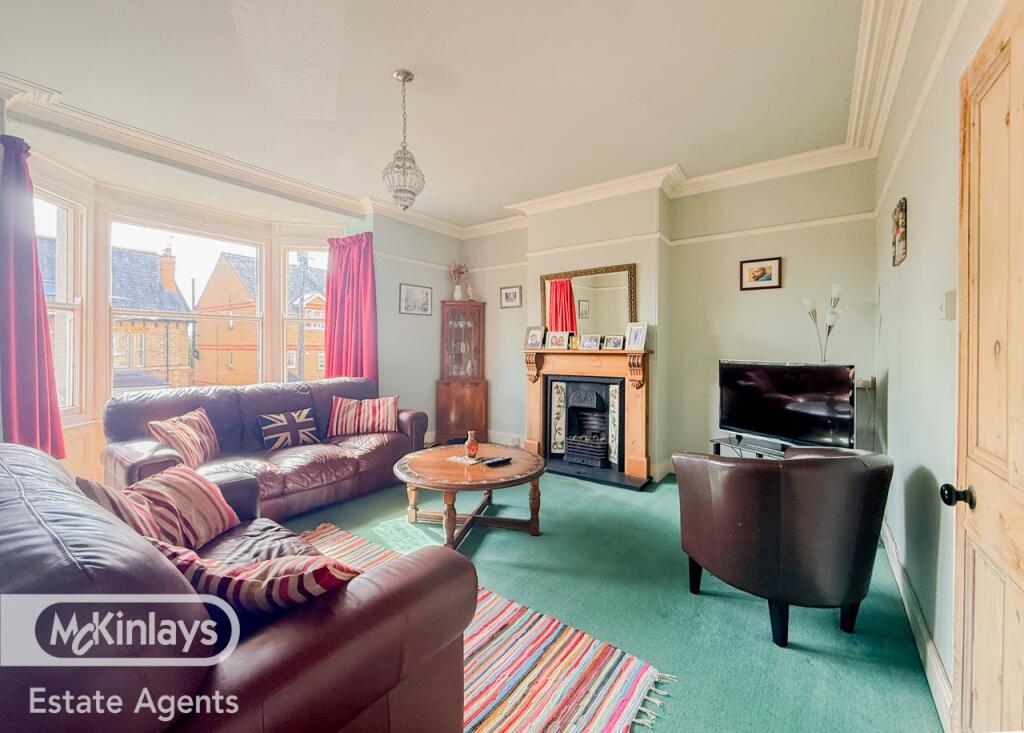 Spacious 2 bedroom apartment, Richmond Road location & No onward Chain photo 3