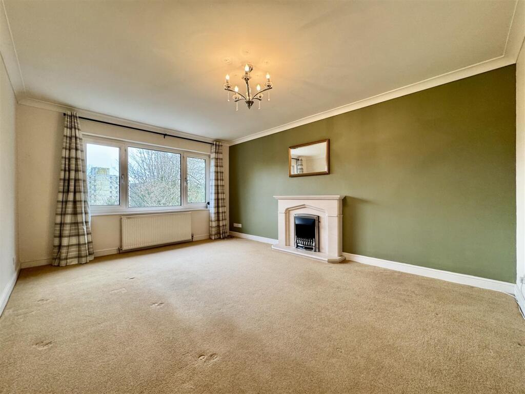 Deadmanstone, Berry Brow, Huddersfield, HD4 7QQ photo 3