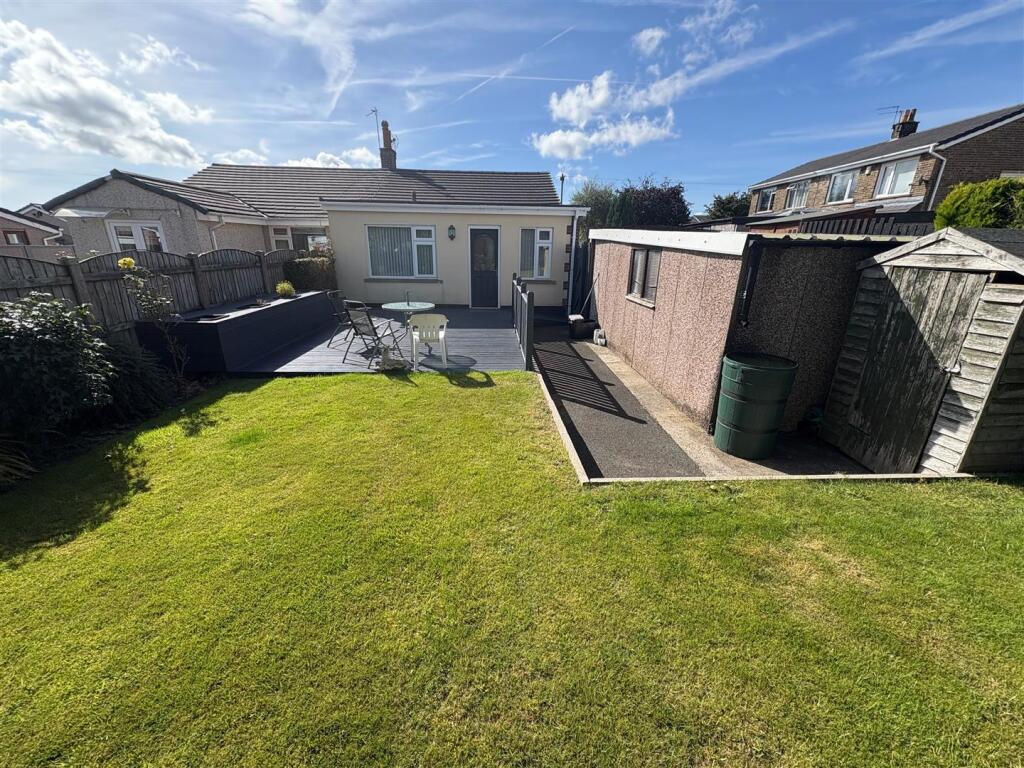 2-bed semi-detached on Lindrick Walk, Illingworth, Halifax, £250,000