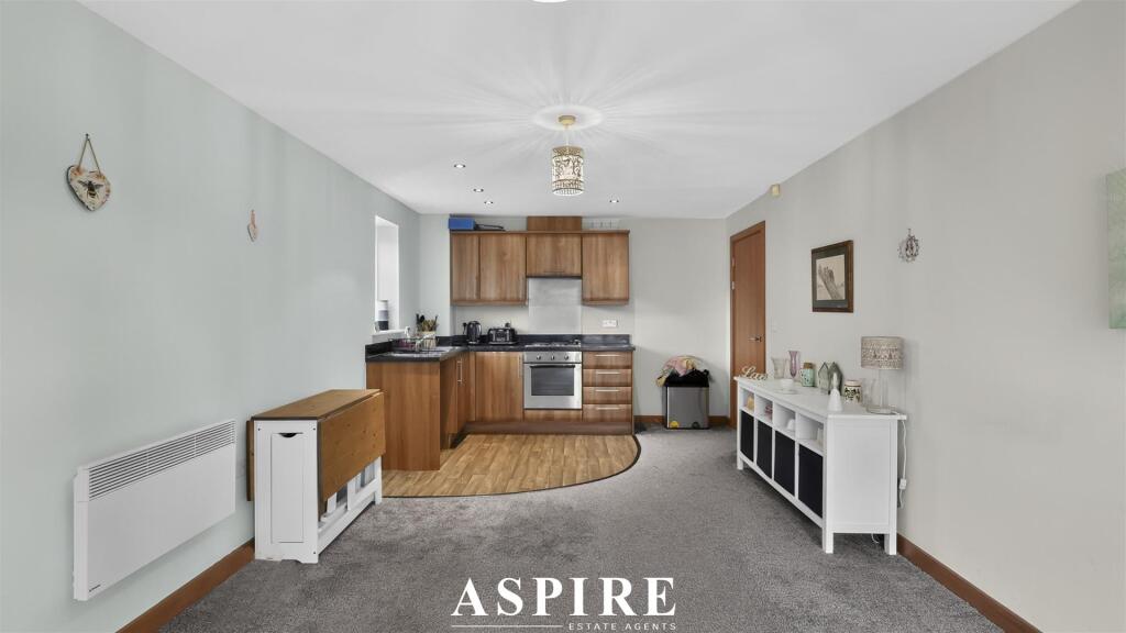 Apartment in Southend-on-Sea - More