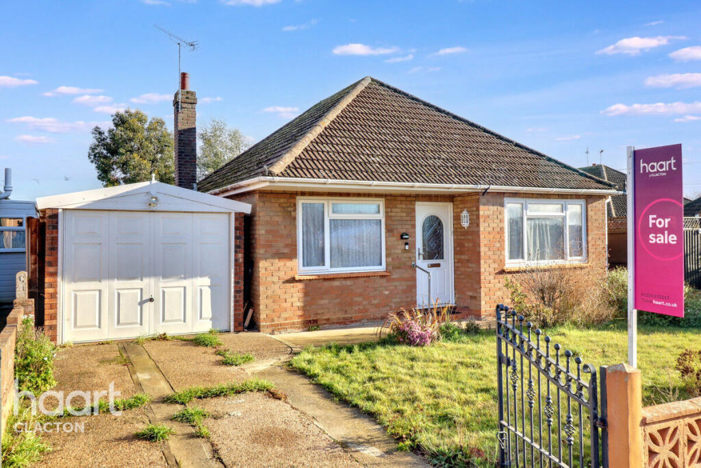 2-bed bungalow on Tudor Green, Clacton-On-Sea, £260,000