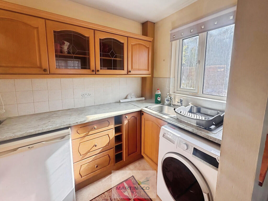 House in Welwyn Hatfield, Hertfordshire - More