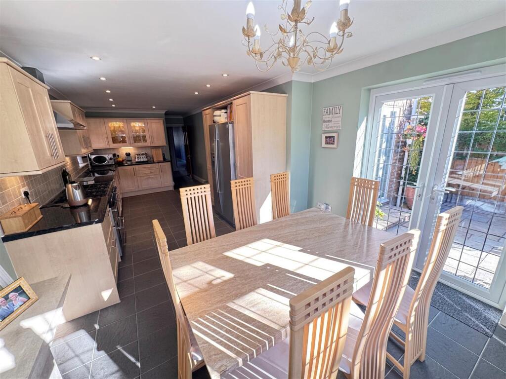 House in Rochford, High Elms Park, Hullbridge - View 4