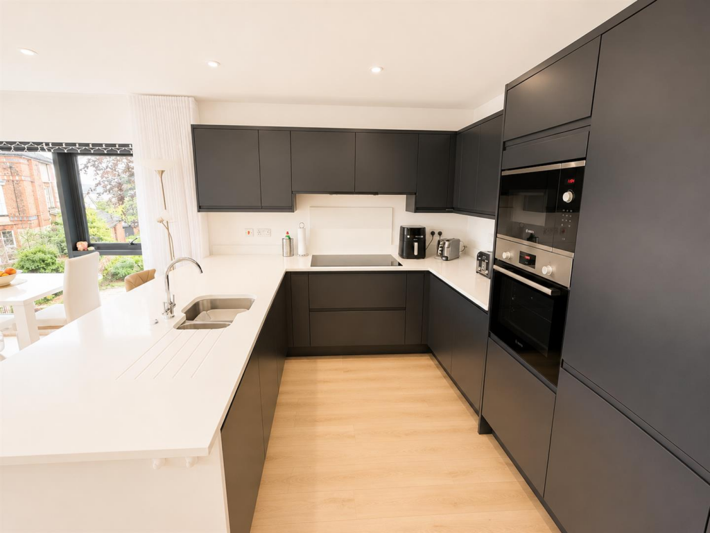 Mount Avenue, Heswall, Wirral photo 3