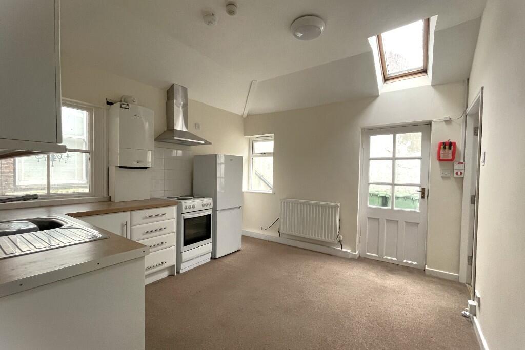 Flat 1a, 17 St. Hildas Terrace, Whitby, North Yorkshire, YO21 3AE photo 3