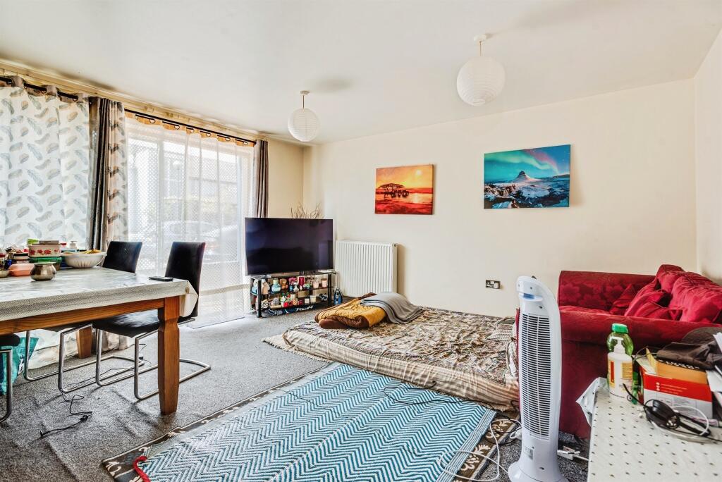 Apartment in Swindon, Eastcott, South Swindon - View 4