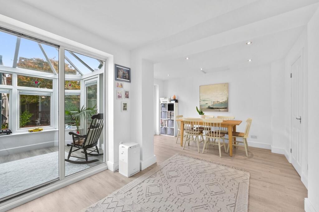 House in Elmbridge, Weybridge - More