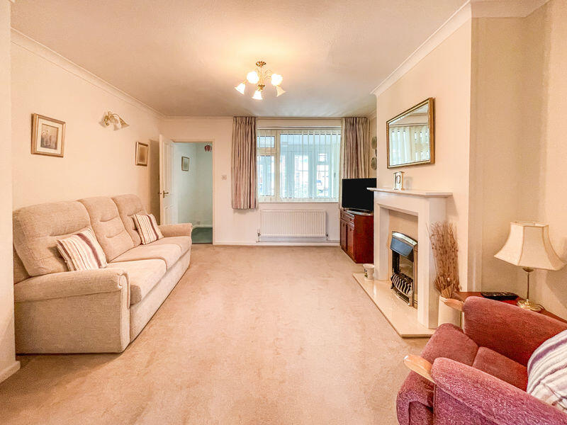 Barton Drive, Hedge End, SO30 photo 4