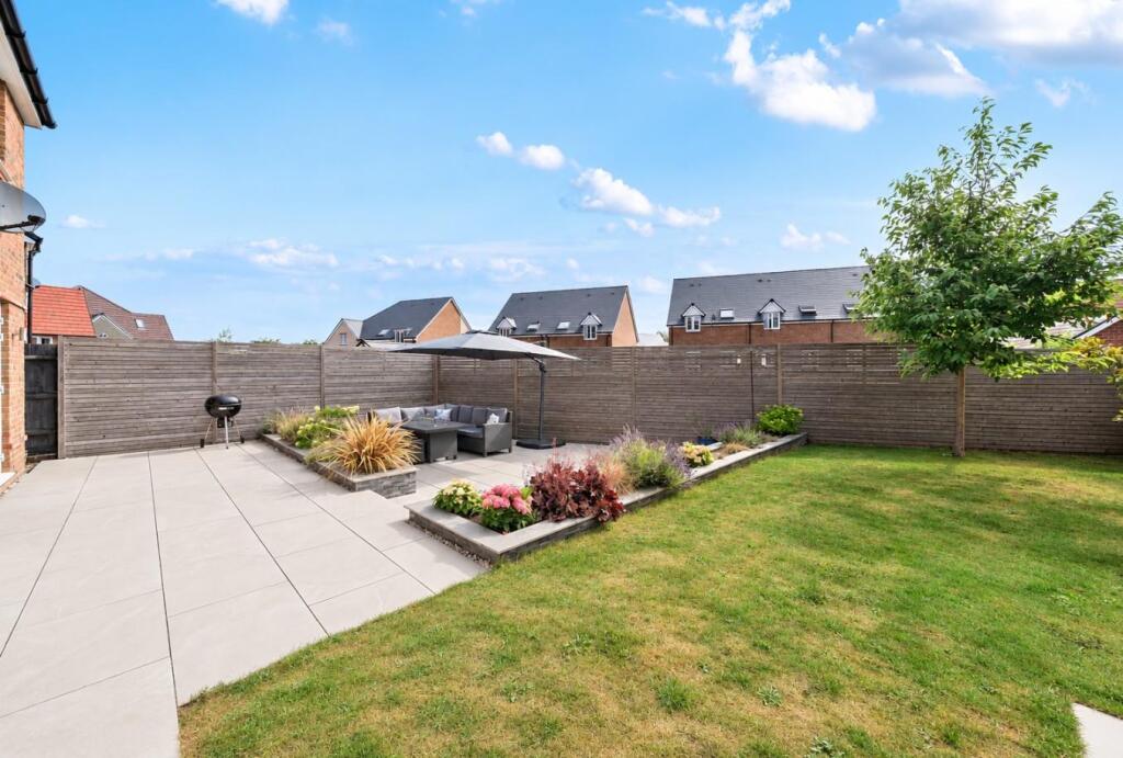 House in Basingstoke and Deane, Longacre, Kempshott Park - View 3