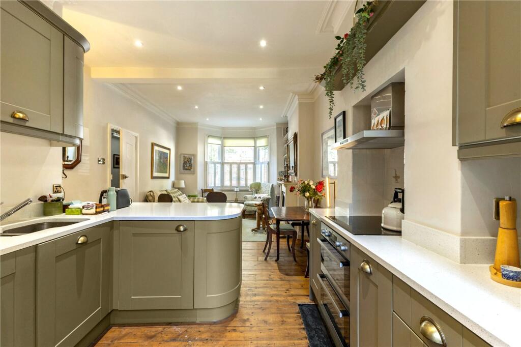 Bullen Street, London, UK, SW11 photo 3