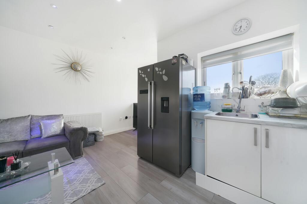 Flat 2 15 15a Empire Parade Great Cambridge Road 8JEiyKozB18tynFqTrsM.jpg