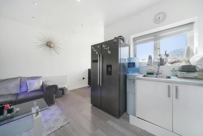 Flat 2 15  15a Empire Parade Great Cambridge Road  8JEiyKozB18tynFqTrsM.jpg