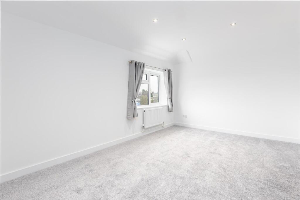 Apartment in Watford - View 5