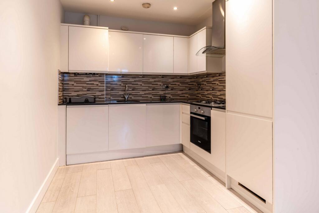 Apartment in Walton-on-Thames, Surrey - View 3